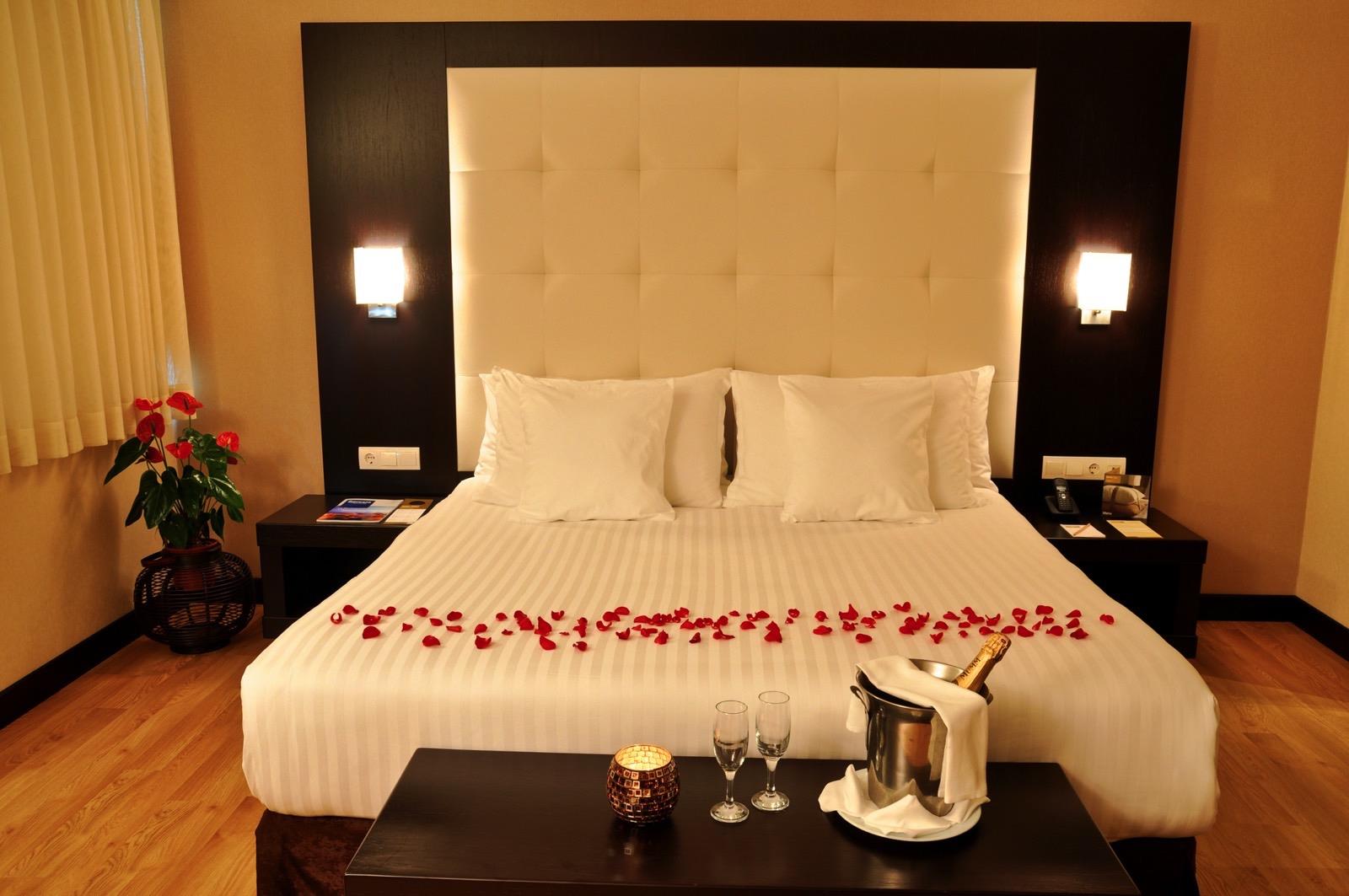 Романтическое украшение номера в отеле