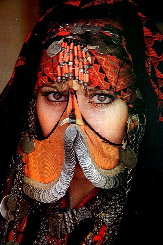 Иорданская женщина в традиционном костюме