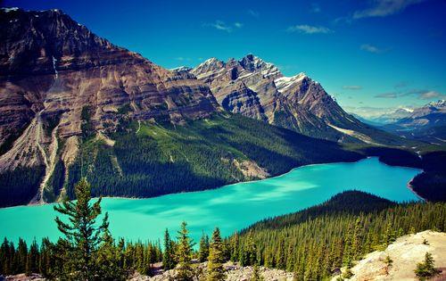 Canada_mountains_and_lake